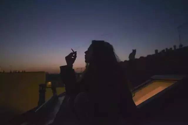 左手指月_左手指月萨顶顶原唱_左手指月谱子